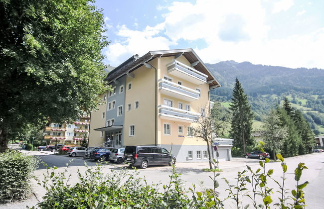 2 bedroom Apartment in Bad Hofgastein with garden - Photo 1