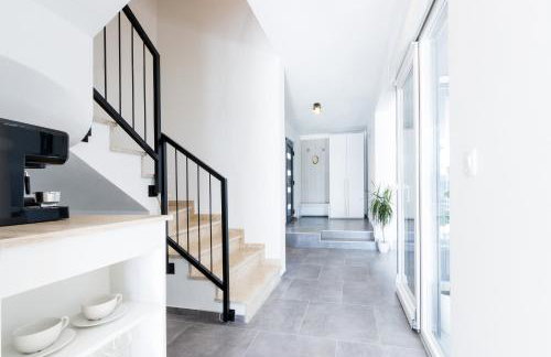 Modern 3-bedroom villa with a private pool - Photo 3