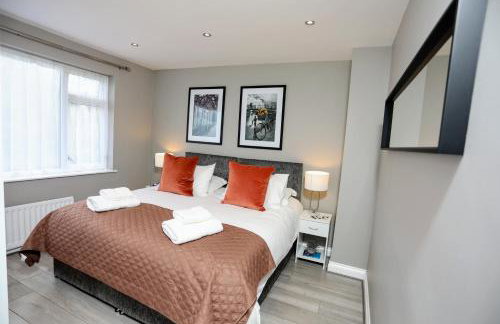 Aisiki Stays Apartments at Hillingdon, 3-Bedroom & 2-Bathroom, Pet-Friendly House with Garden, King or Twin Beds with Free WiFi and Parking Space - Foto 6