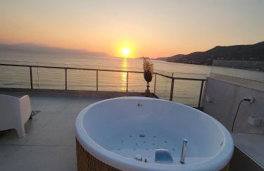 Stylish Rooftop Retreat with Hot Tub with Loutraki Beach - Foto 1