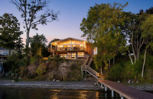 Waterfront retreat w/ wraparound deck & BBQ - Foto 72