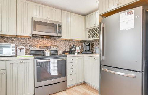 Backyard Chilling Cape Cod Home Steps to Beach - Foto 9