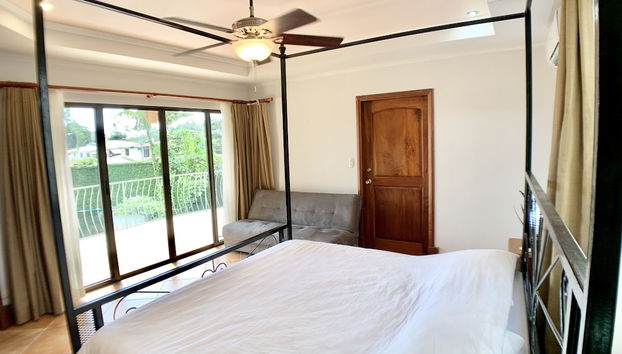 Villa Arenas: Private Pool & Easy Beach Access in Jaco by RedAwning - Foto 3, Habitación