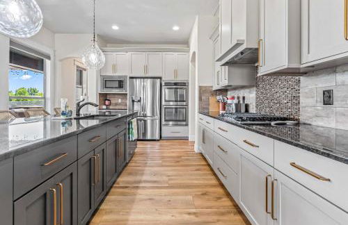 Modern 5BR Retreat with Hot Tub Cold Plunge & Park - Foto 11