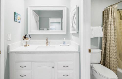 Private Patio - Walk to Beach Shops & More! - Foto 22