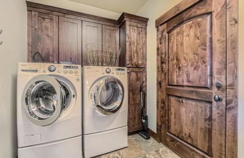 Private Hot Tub, Close to Resorts - Private Hot Tub - Close to PC, Mountain Mansion Family Getaway - Photo 33