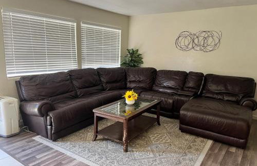 Peaceful 2bed,1bath condo with free parking all yours to enjoy - Photo 1