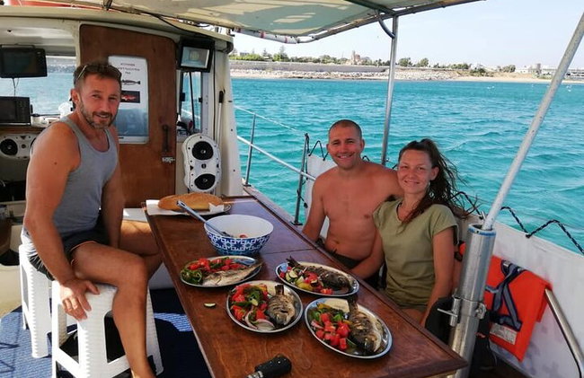 Capitán Manolis Pesca con barbacoa en el barco - Foto 10