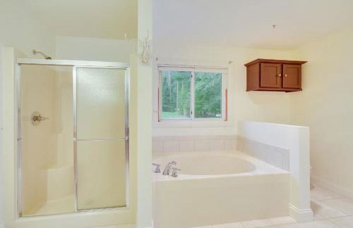 Spacious Lakefront New Auburn Home with Sunroom - Foto 15