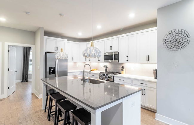 Monty by Avantstay 4bdr 4ba, Balcony w/ Outdoor Seating, 5mins to DT - Photo 10