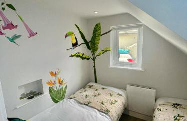 The Jungle Apartment - by Coastline Retreats - Jungle Themed Garden Apartment - Outdoor Bath - Next to Seafront - Childrens Toys - Superfast Wifi - Netflix - Disney - Foto 30