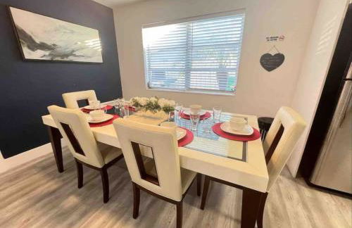 Royal Luxe Pool Home near Ft Laud airport and each - Photo 36