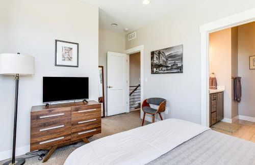 Walk to Mile High Stadium Modern Denver Townhome - Foto 14