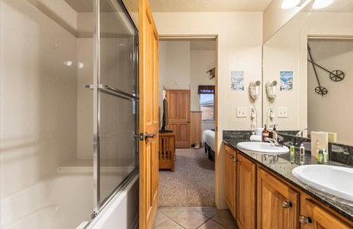 KBM Resorts Crestview Condos Spacious condo near Olympic Park with gas fireplace year-round pool hot tub city wide shuttle access. CVC-308B - Foto 27