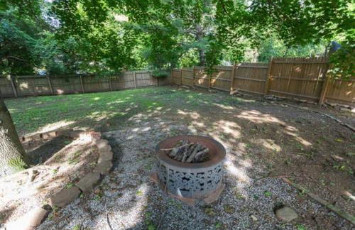 Steps to JMU & I-81 Fenced Yard Walk 2 Starbucks - Foto 16