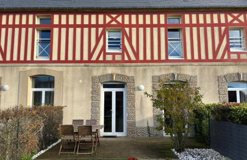 Les Douves Duplex 5 personnes lumineux avec jardin et terrasse aménagée , vue sur château à 5mn de la mer, proche Omaha Beach et Bayeux - Foto 6