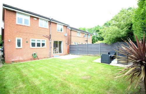 3 Bed Detached - Sleeps 5 - Private Garden & Parking Plus Garage - Quiet Cul De Sac Location - Dog Friendly - Fast Wifi - Close to Motorway Access - Foto 13