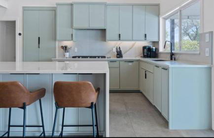 Luxurious Modern Retreat with Private Pool & Patio - Foto 21