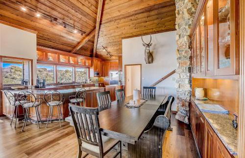 Stunning Lakefront Home with 2 Patios, Chef's Kitchen, & Lake Access - Foto 7