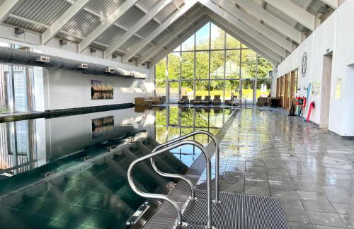 Cosy Cotswold Lodge by Your Home Here - ideal for families, log-burner, spa, private parking, EV Hookup included and heated swimming pools - Foto 3