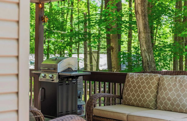 Lake + Pool Access, Game Room, Firepit, Deck Tawny and Peaceful by Avantstay - Foto 44