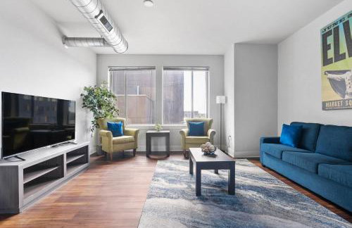 2BR Balcony Suite Gym & Pool Downtown at CityWay - Foto 16