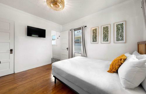 Mid-City 2BR Retreat Firepit Nights with Free Parking - Photo 37