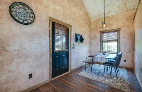 Bedford Cabin with Porch, 5 Mi to Historic District! - Foto 12