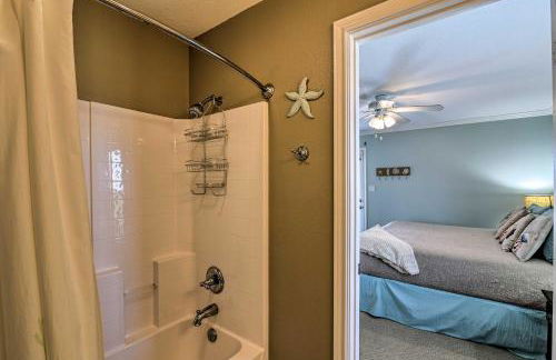 Walk to Galveston Beach Pet-Friendly Home with Deck - Foto 16