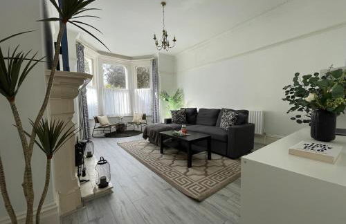 Spacious Flat! Sleeps 7, Pet Friendly and Parking - Photo 1