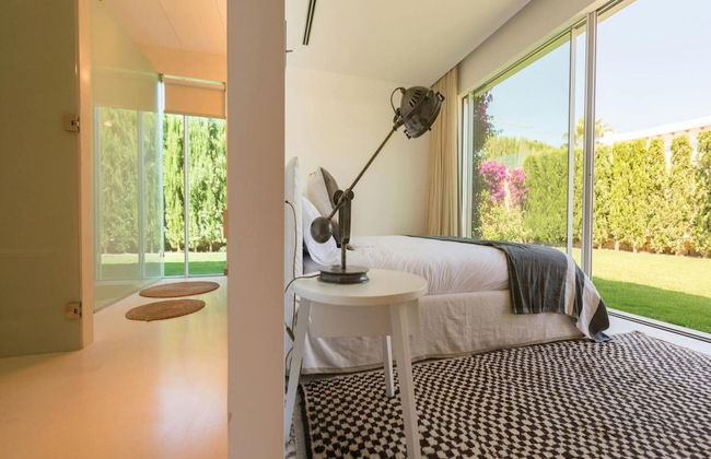 Stunning Villa With Modern Appliances - Photo 8