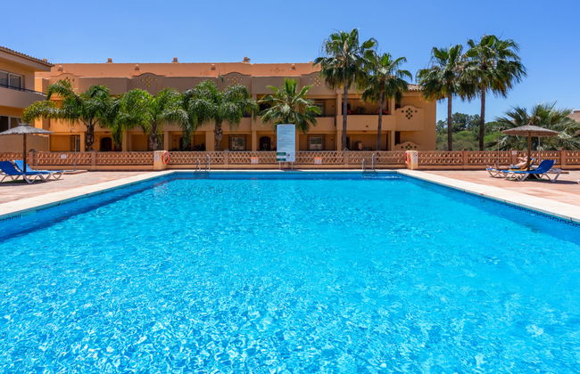 2 bedroom Apartment in Marbella with swimming pool and garden - Photo 10