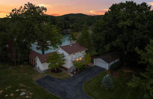 Relaxing Lakefront Retreat w/ Hot Tub & Dock - Foto 62