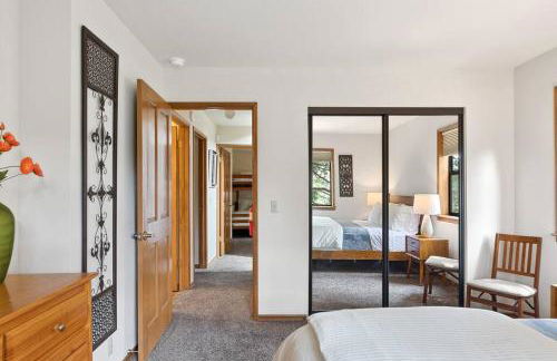 Cozy 3BR Dog-Friendly Cabin- Level 2 EV Chgr - Photo 24