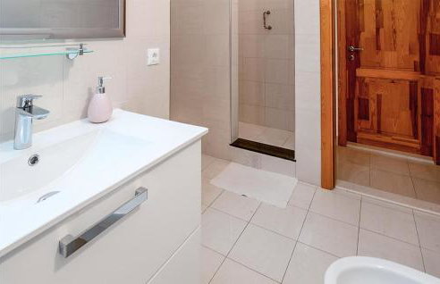 4 Bedroom Beautiful Home In Mravinci - Photo 33