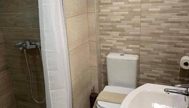 Helen`s Luxury Apartment - Photo 3, Shower