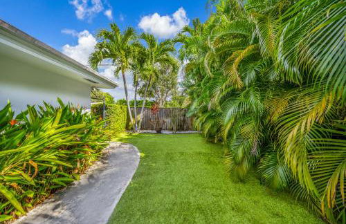 Tropical Villa Retreat with Private Pool & Peaceful Backyard - Stylish Escape in a Tranquil Residential Area - Foto 56