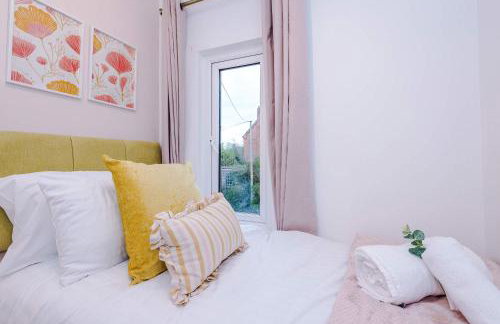 Spacious 3 Bed Home in Great Location by 53 Degrees Property - Ideal for Business with Parking - Foto 25