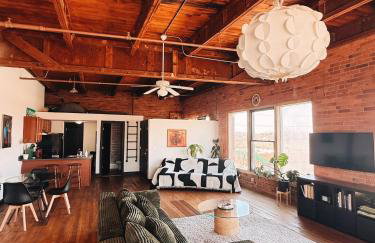 420 Friendly SKYLINE view Downtown Loft FREE Parking - Photo 2