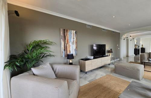 Large Family Villa 500m From Beach with Stunning Views - Photo 14