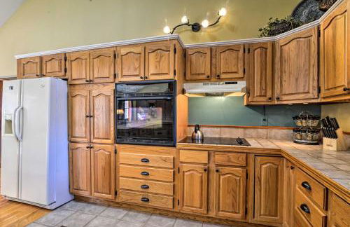 Private Family Home with Deck, Porch and Forest Views! - Foto 11