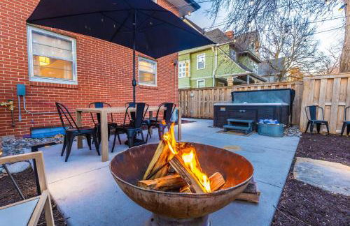 Family Retreat with Hot Tub, Game Room & Prime Location - Foto 54