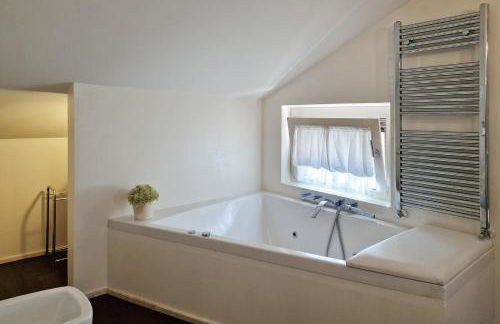 Luxury in the Center by Host Hero - Foto 32