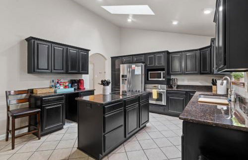 Pool, Hot Tub, Game Room & Sleeps 18! By StayLage - Foto 13