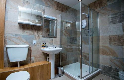 Round Park - A large dog friendly one level holiday cottage for groups and families - Photo 13