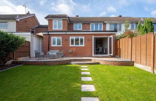 6 Bedroom, 2 Bathroom Modern, Spacious Home - Foto 9