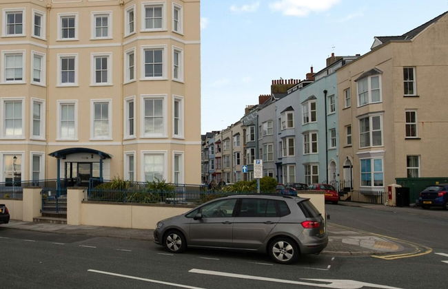 7 South Beach Court - Sea Front Apartment With Spectacular Sea Views - Photo 3