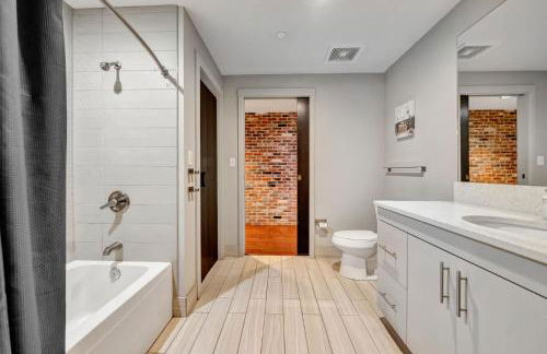 Ideal Spot Near 4th Street Live & Local Dining - Foto 35