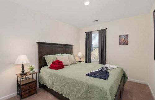 Stylish 3BR Getaway across Bristol Speedway - Foto 44