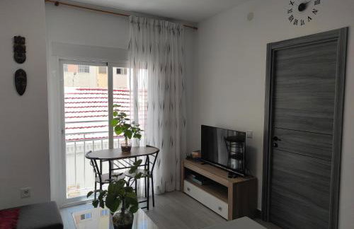 Con terraza y muy cerca de la playa,centro y estación de tren - Foto 1